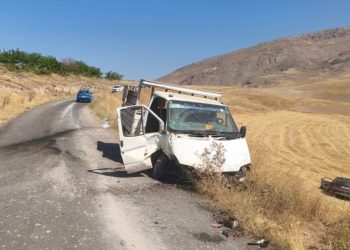 Elazığ’da kamyonet ile otomobil çarpıştı: 2 ölü, 4 yaralı