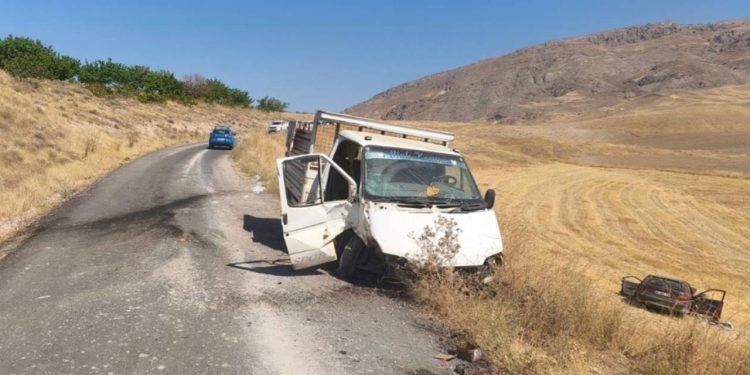 Elazığ’da kamyonet ile otomobil çarpıştı: 2 ölü, 4 yaralı