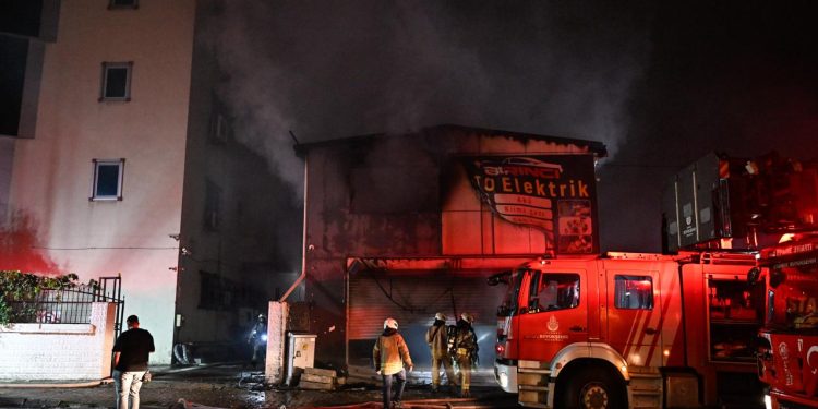 Esenyurt’ta oto lastikçide çıkan yangın diğer iş yerlerine sıçradı