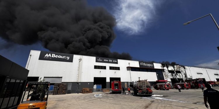 Mersin’de fabrika yangını