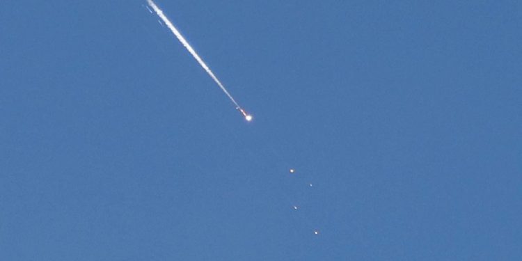 Suudi Arabistan, Husilerin Riyad’a attığı balistik füzenin imha edildiğini açıkladı