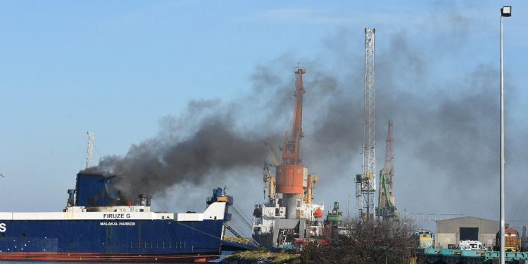 Çin'in Çingdao Limanı'na demirli yabancı kargo gemisinde yangın çıktı