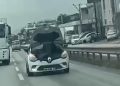 Trafikte şaşkına çeviren görüntü: Seyir halindeki araçta tamirat