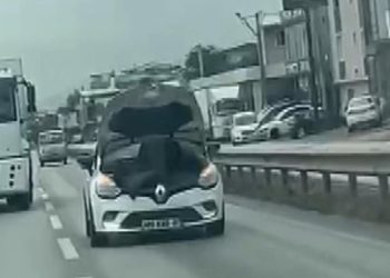Trafikte şaşkına çeviren görüntü: Seyir halindeki araçta tamirat