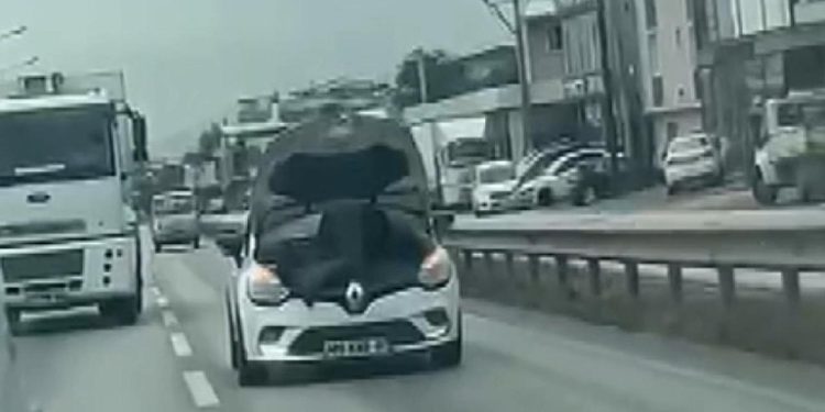 Trafikte şaşkına çeviren görüntü: Seyir halindeki araçta tamirat
