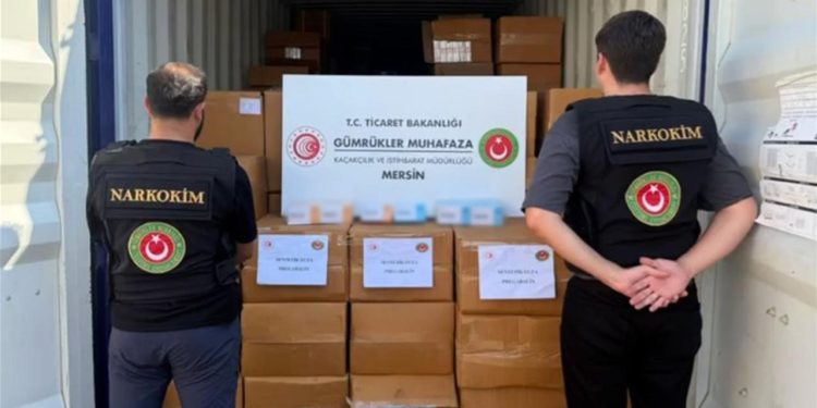Mersin’de reçetesiz satılması yasak olan 1,7 ton ilaç ele geçirildi