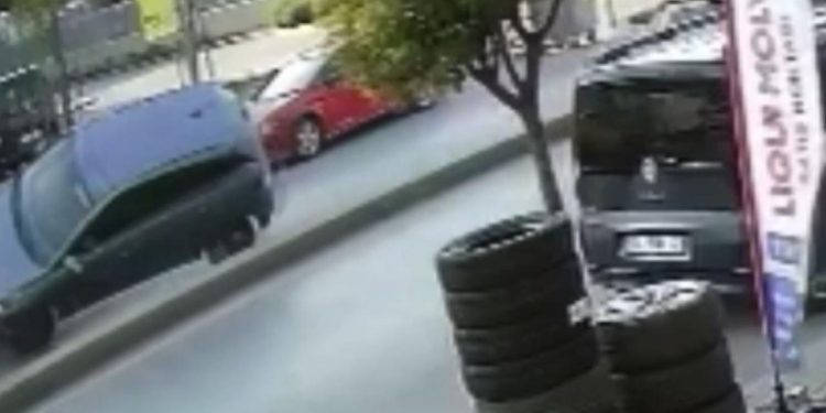 Güngören’de otomobilin takla atma anı kameraya yansıdı