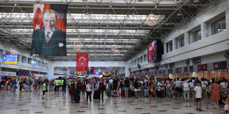 Hava yoluyla 8 ayda 167,5 milyon yolcu seyahat etti