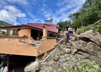 Trabzon’da heyelan: 1 evin çatısı yıkıldı, 2 ev tahliye edildi