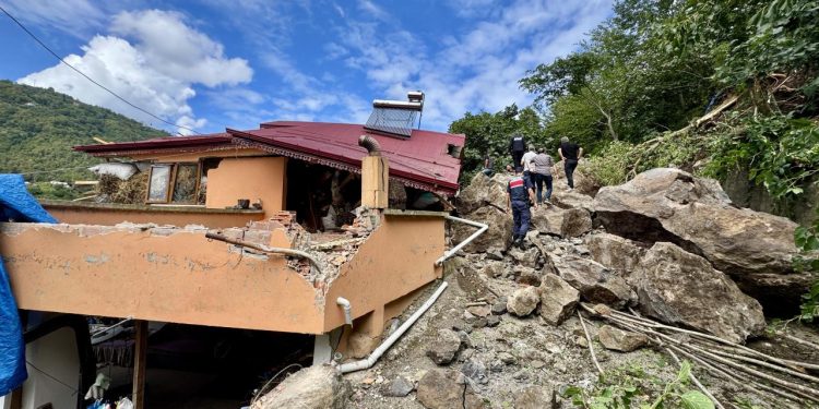Trabzon’da heyelan: 1 evin çatısı yıkıldı, 2 ev tahliye edildi