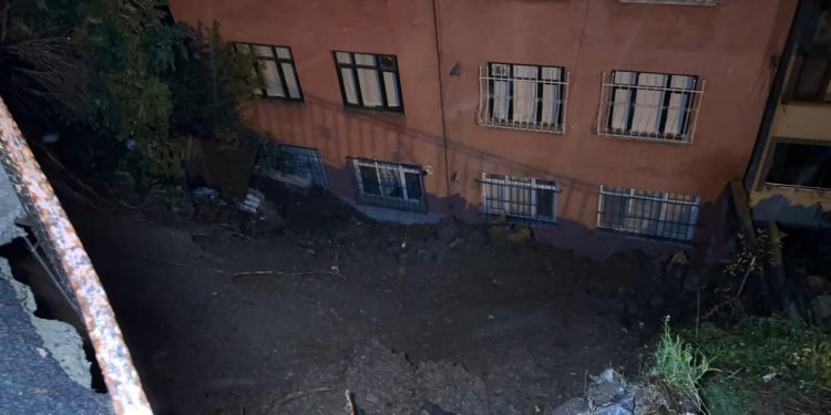 İstanbul’da toprak kayması: Apartmandaki 25 kişi tahliye edildi