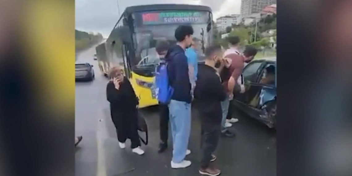 İETT otobüsü ile otomobilin çarpışması sonucu 3 kişi yaralandı