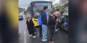 İETT otobüsü ile otomobilin çarpışması sonucu 3 kişi yaralandı