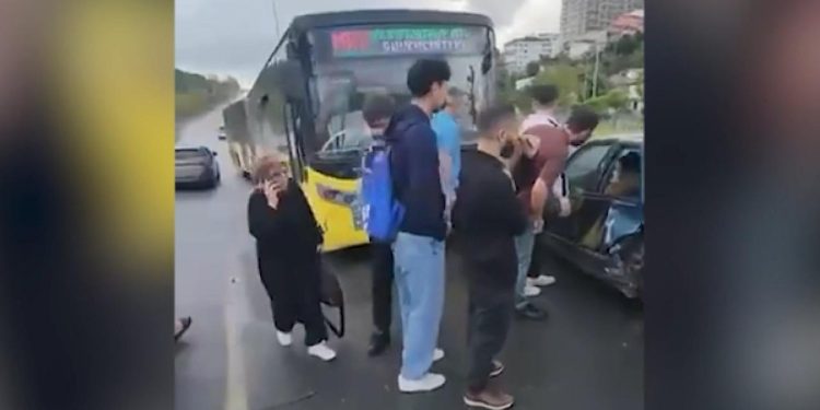 İETT otobüsü ile otomobilin çarpışması sonucu 3 kişi yaralandı