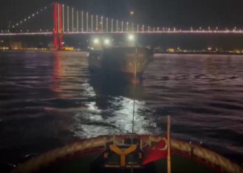 İstanbul Boğazı’nda makine arızası yapan gemi kurtarıldı