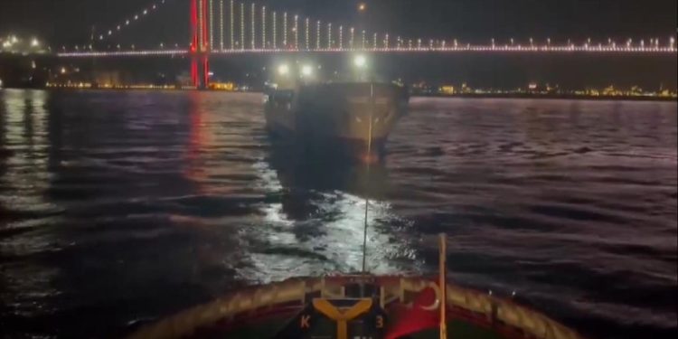İstanbul Boğazı’nda makine arızası yapan gemi kurtarıldı