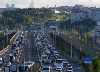 Okullar açıldı, İstanbul’da sabah trafiği yoğunlaştı