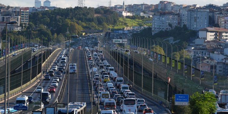 Okullar açıldı, İstanbul’da sabah trafiği yoğunlaştı