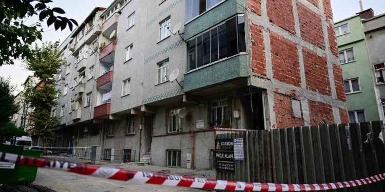 Sultangazi’de iki apartman tahliye edildi