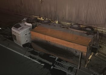 İBB’ye bağlı asfalt kamyonu alt geçit yoluna düştü