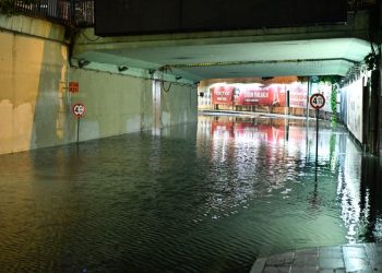 İstanbul’da sağanak etkili oldu: Toprak kaydı, yollar göle döndü