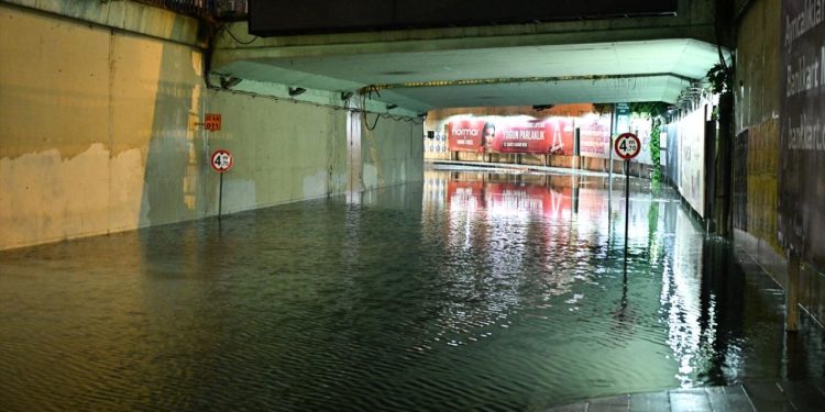 İstanbul’da sağanak etkili oldu: Toprak kaydı, yollar göle döndü