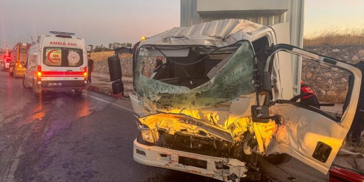 Uşak’ta itfaiye aracı ve kamyon çarpıştı: 1 ölü, 2 yaralı