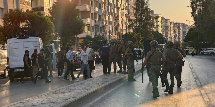 İzmir’de banka çalışanlarını rehin alan şüpheli gözaltına alındı