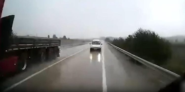 Karabük’te hatalı sollama yapan araç kazaya davetiye çıkardı