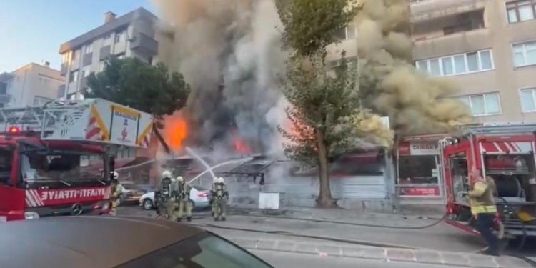 İstanbul’da market yangını