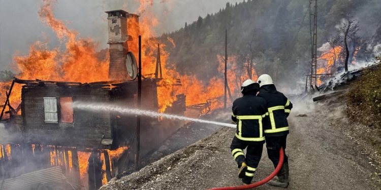 Kastamonu’da köy yangını
