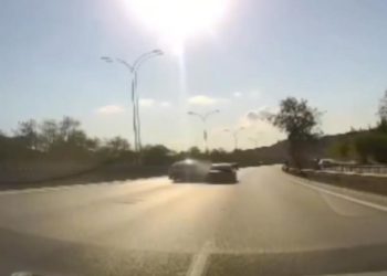 Şerit değiştirmek isterken çarptı, araçlar savruldu