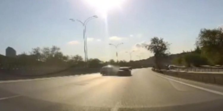 Şerit değiştirmek isterken çarptı, araçlar savruldu