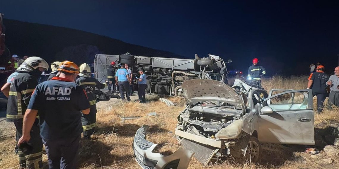 Gaziantep’te yolcu midibüsü ile otomobil çarpıştı: 7 ölü, 13 yaralı