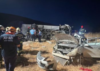 Gaziantep’te yolcu midibüsü ile otomobil çarpıştı: 7 ölü, 13 yaralı
