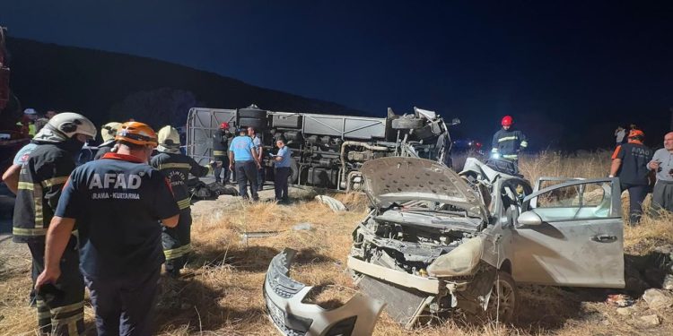 Gaziantep’te yolcu midibüsü ile otomobil çarpıştı: 7 ölü, 13 yaralı