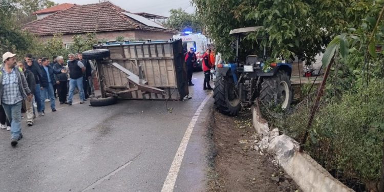 Balıkesir’de traktör römorku devrildi: 23 yaralı