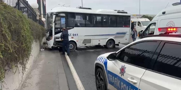 Kaza nedeniyle D-100 karayolu trafiğe kapandı: 11 yaralı