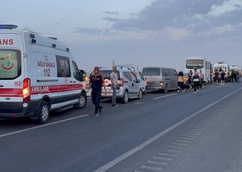 Kum fırtınası zincirleme kazaya yol açtı: 16 yaralı