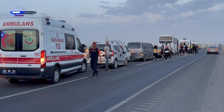 Kum fırtınası zincirleme kazaya yol açtı: 16 yaralı