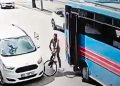 Otobüsün açık kapısı bisikletliyi yola savurdu: O anlar kamerada
