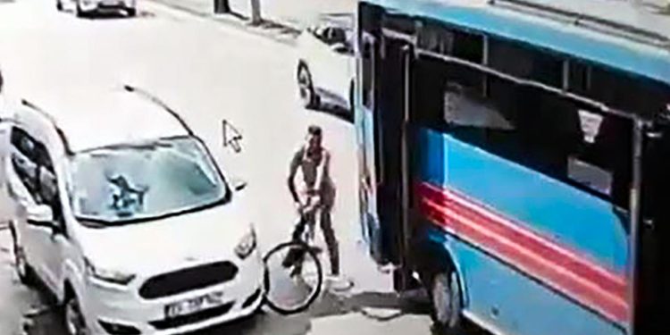 Otobüsün açık kapısı bisikletliyi yola savurdu: O anlar kamerada