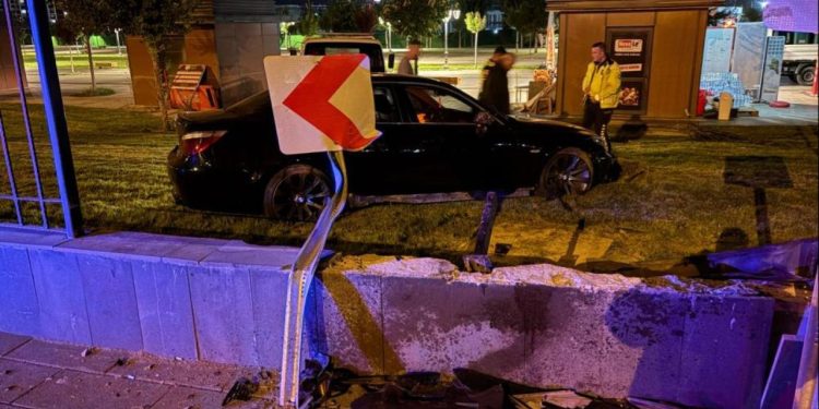Kaldırıma çarpıp havalandı, duvarı aşıp millet bahçesine girdi