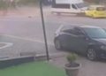 Freni patlayan minibüsün taksiyi sürüklediği anlar kamerada