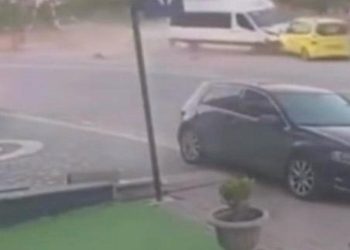 Freni patlayan minibüsün taksiyi sürüklediği anlar kamerada