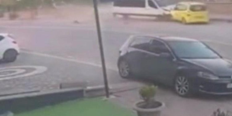 Freni patlayan minibüsün taksiyi sürüklediği anlar kamerada