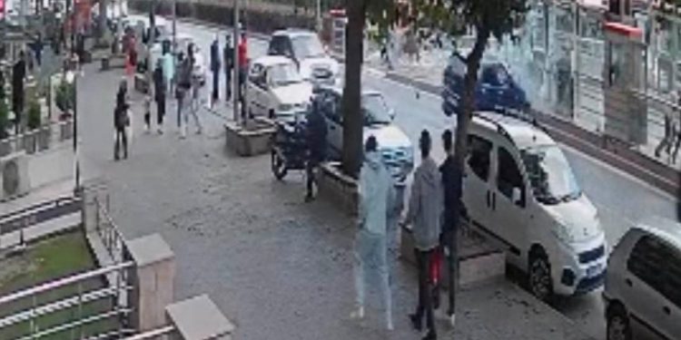 Otomobil tramvay durağına girdi: O anlar kamerada