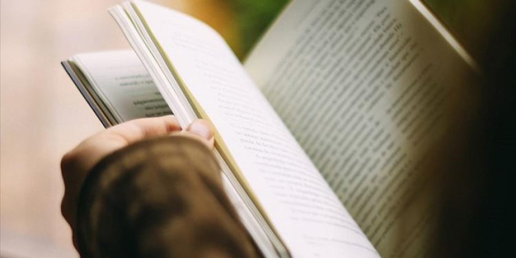 1700 yıllık nadir Odysseia parçası kütüphane kitabının arasında bulundu