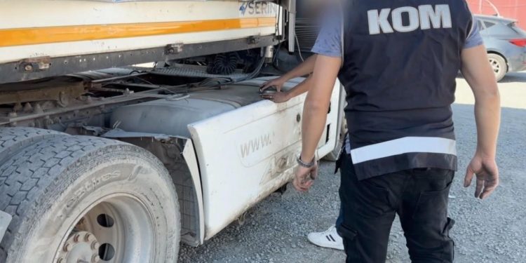 Iğdır’da tır dorsesinde 9 ton kaçak akaryakıt bulundu
