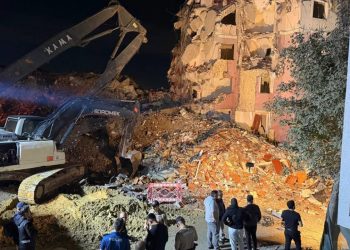 Küçükçekmece’de yıkımı yapılan bina çöktü: 2 yaralı